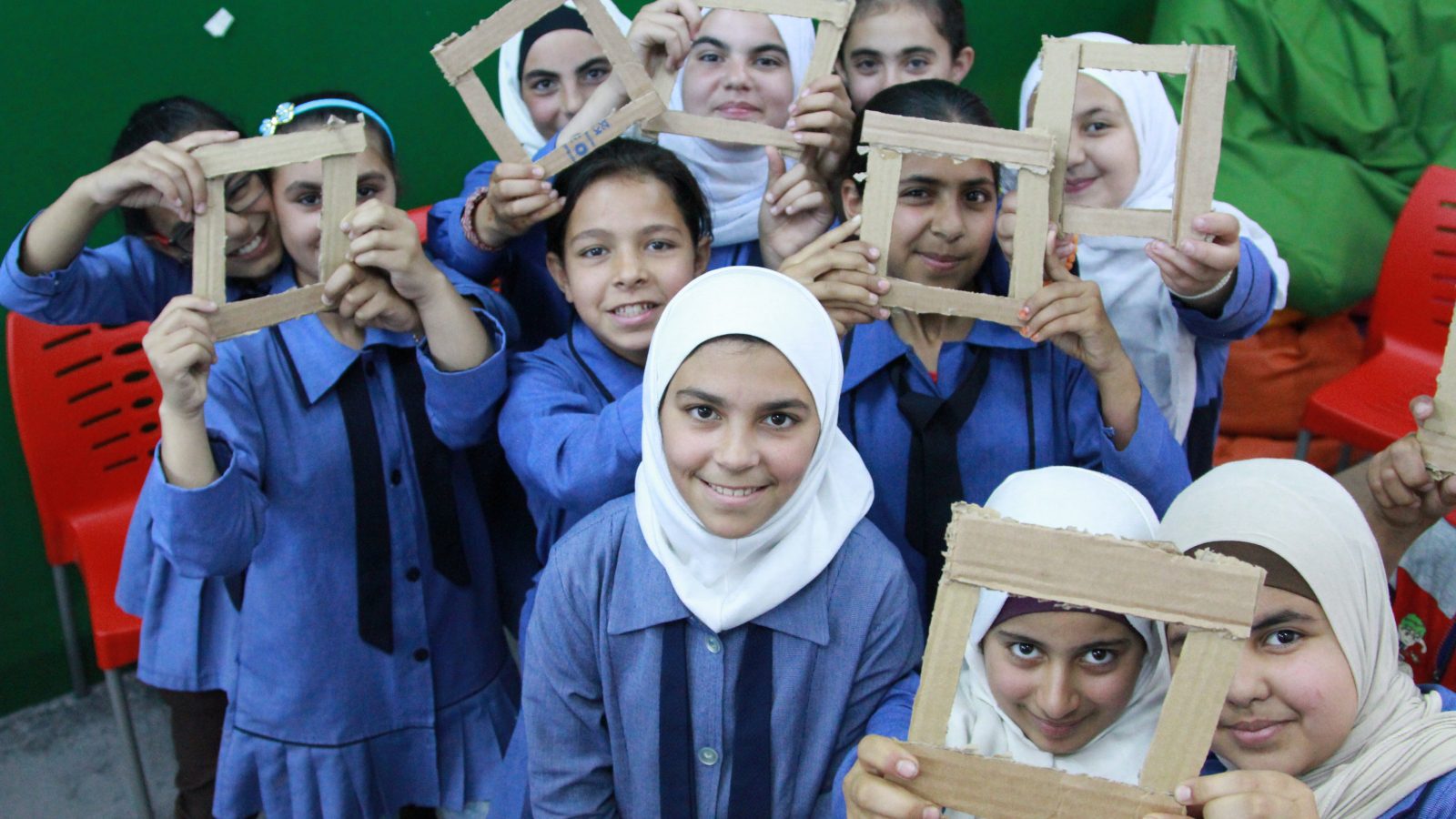 Des élèves de l’école primaire Kufr Yoba pour filles, à Irbid, apprennent le principe du cadrage