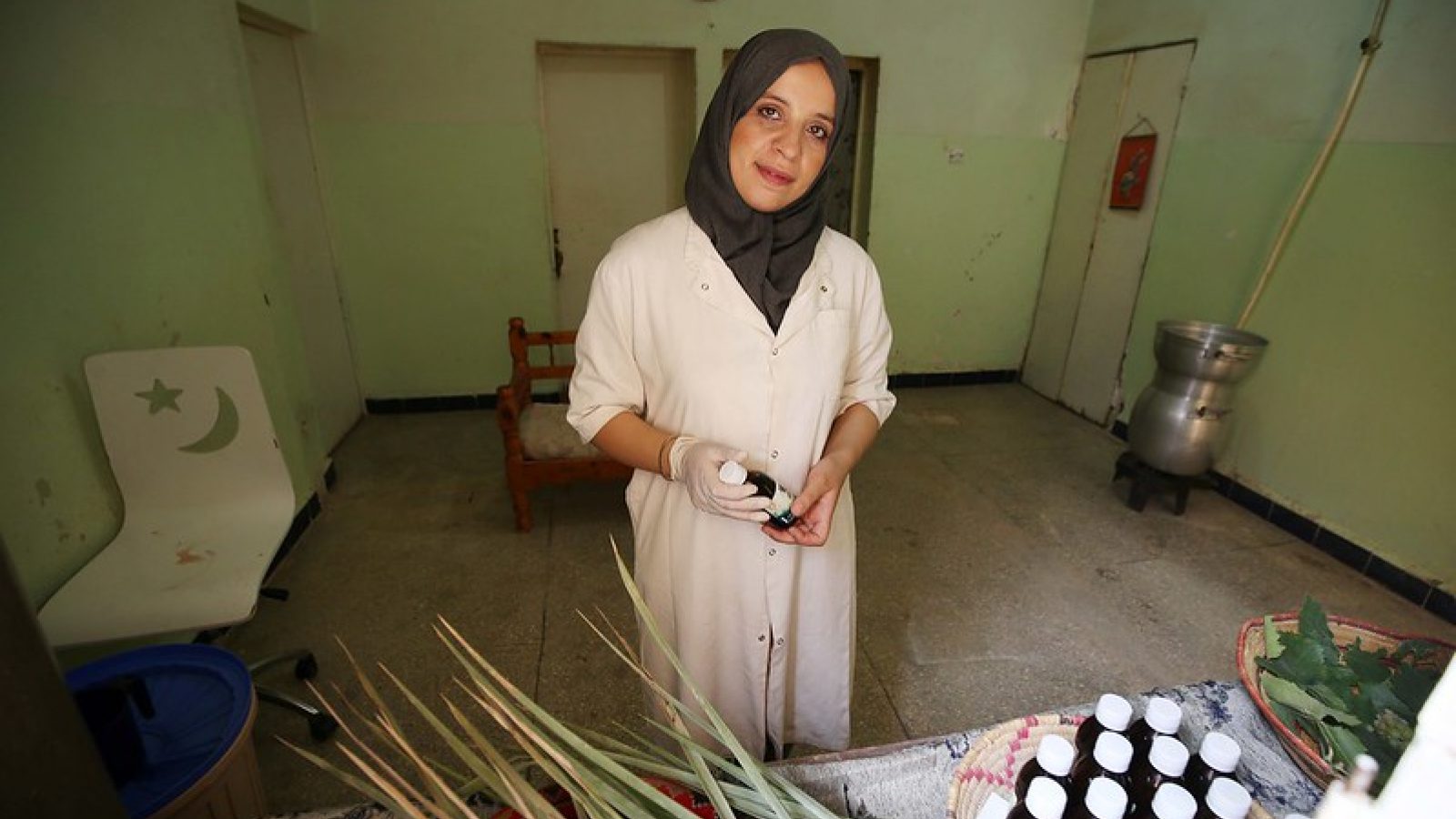 Amina Lakhdari préparant ses vinaigres