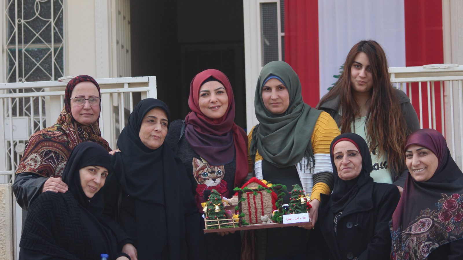 Souhayla Aamer et certaines des participantes du workshop financé par l’UE dans le cadre du projet DAWRIC posent avec une de leurs créations devant la municipalité de Douris au Liban