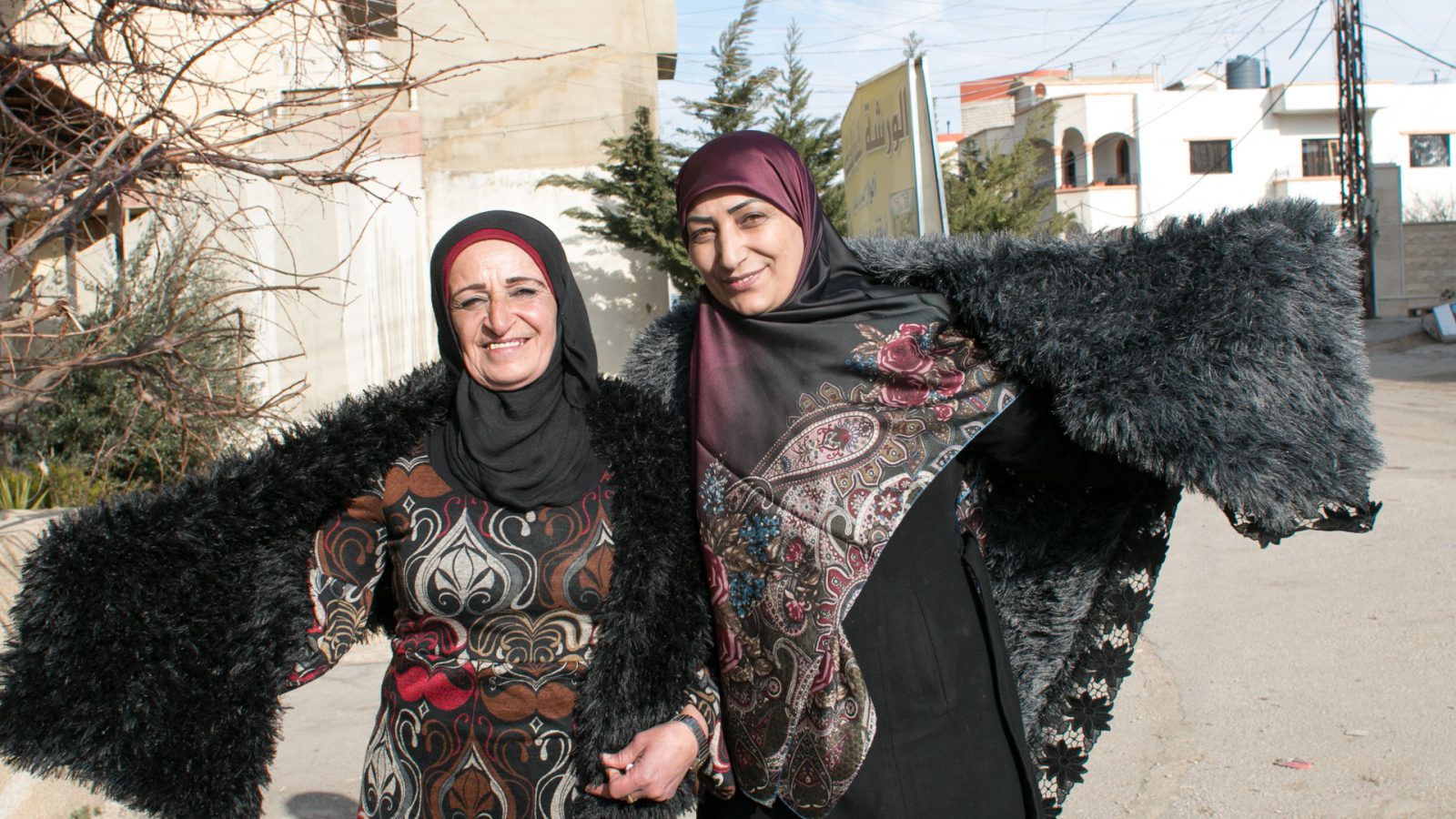 Souhayla Aamer et sa voisine, toutes deux bénéficiaires du projet Dawric financé par l’UE, posent avec leurs créations devant la maison de Souhayla. Douris, Liban